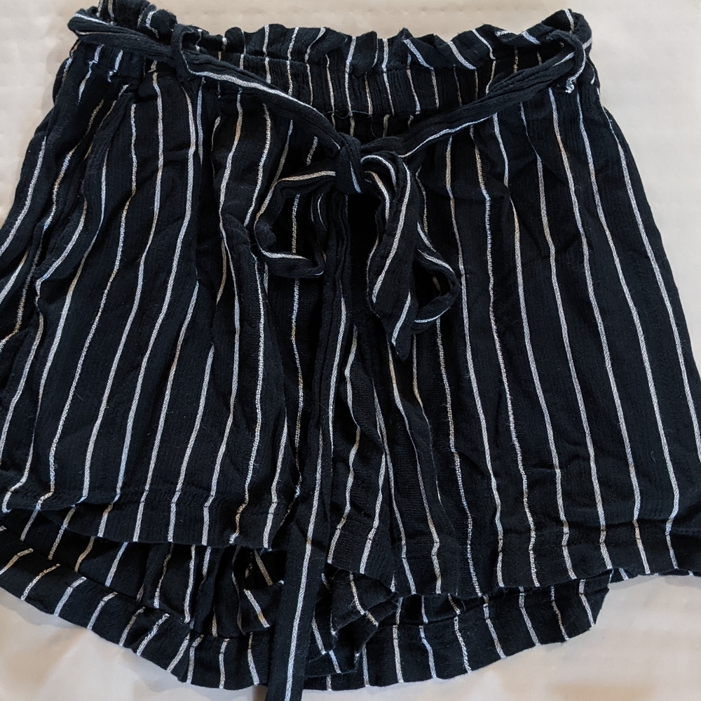 AE Paperbag Shorts - Picture 3 of 4